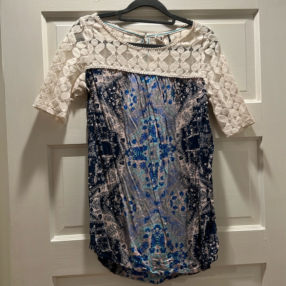 Anthropologie lace and rayon flowy top